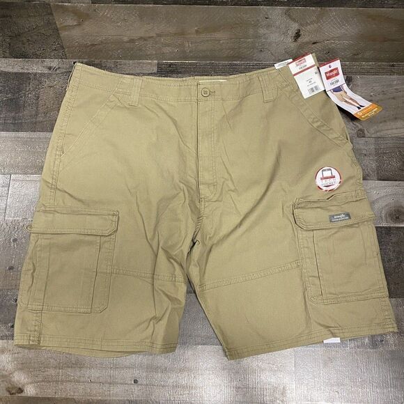 Men's Wrangler Flex Cargo Shorts Relaxed Fit Tech Pocket Brown Beige size 42 - Picture 1 of 5
